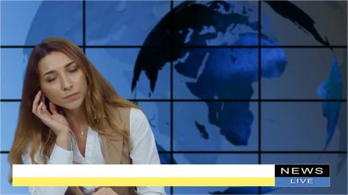 Moderatorin, Nachrichtenmoderatorin im Gespräch im Rundfunkstudio