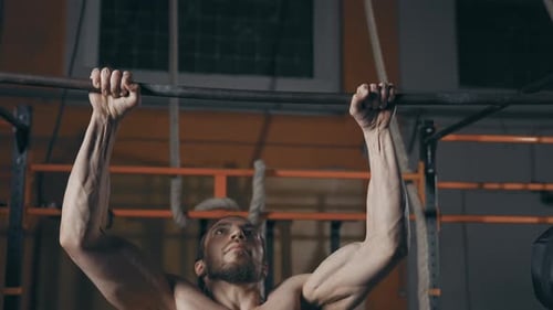 Sportlicher Mann macht Klimmzüge