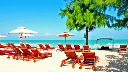 Sonnenschirm und Sessel an der Strand- und Meereslandschaft für Reisen