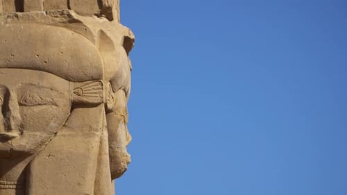 Templo Kalabsha em uma ilha na Núbia ao lado do Lago Nasser, Aswan, Egito.