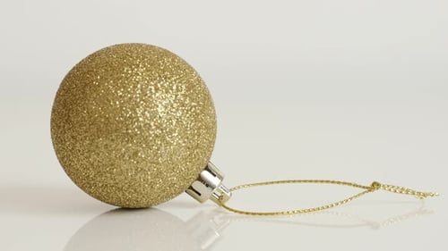 Glänzende goldfarbene Kugel mit Pailletten Nahaufnahme 4K 2160p 30fps UltraHD kippbares Filmmaterial - Golden Chris