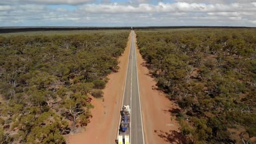 Tren de carretera en el interior de Australia (foto de un Zumbido)