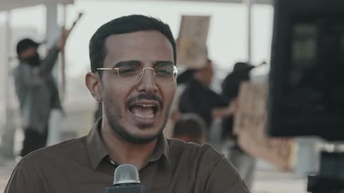 Un journaliste de télévision arabe assure la couverture en direct d'une manifestation