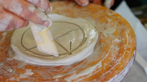 Potter moulant une argile 4k