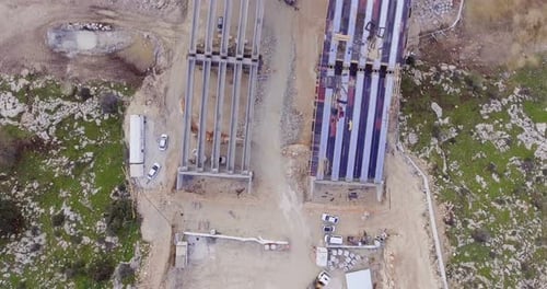 Imágenes aéreas de un proyecto de construcción de carreteras a gran escala con túneles y puentes