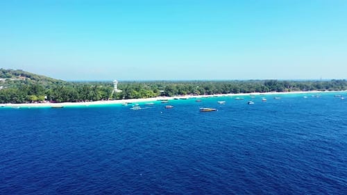 Kristallklare Wasserantenne der tropischen Insel. Boote vor Anker in der Nähe der Sandküste im ruhigen Meer