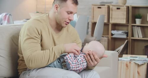 Liebevoller Vater mit Baby Boy