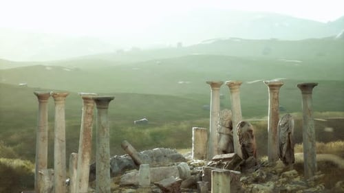 Ruines du vieux temple romain au coucher du soleil