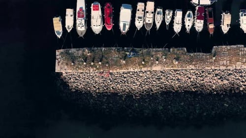 Vue de haut en bas des bateaux et du brise-lames