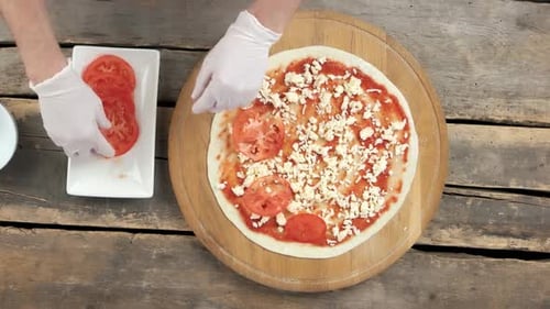 Koch macht Caprese-Pizza