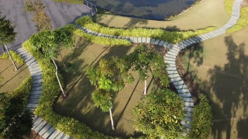 Zementstraße im Park auf der grünen Wiese