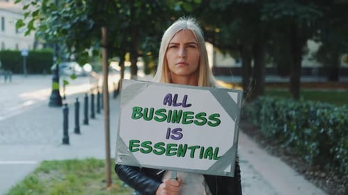 Une jeune femme soutient les entreprises dans un mouvement de protestation