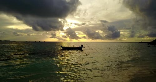 Abstrakte Luftaufnahme eines weißen Sandparadiesstrandes und türkisfarbenem Meerhintergrund in bunter