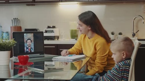 Arbeiten bei Homeoffice Frau macht Videoanruf auf Laptop mit ihrer Kollegin aus einem anderen Land