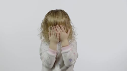 Niña en pijama está haciendo el tonto y haciendo muecas, fondo blanco