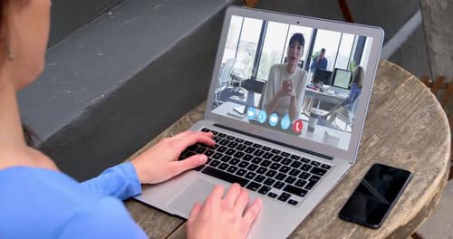 Mujer hablando en videoconferencia en su portátil