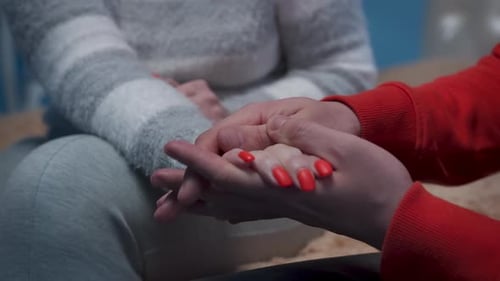 Weibliche Hand in Männerhand, Unterstützung für einen geliebten Menschen, Pflege, Nahaufnahme