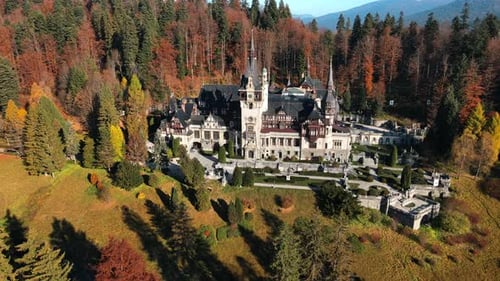 Drohnenaufnahme des Schlosses Peles in Rumänien aus der Luft. Schloss mit Gärten in den Karpaten,
umgeben von Wald
