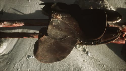 Selle en cuir Rider sur une clôture dans le désert