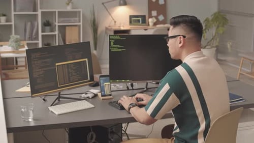 Porträt eines asiatischen Programmierers am Arbeitsplatz