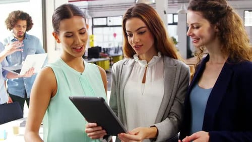 Führungskräfte nutzen digitales Tablet