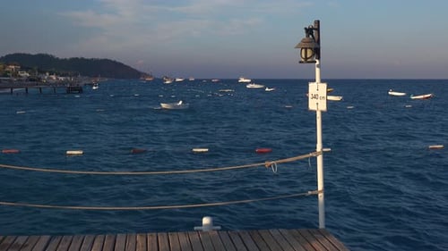 Pier Boat schwankt auf den weißen Wellen