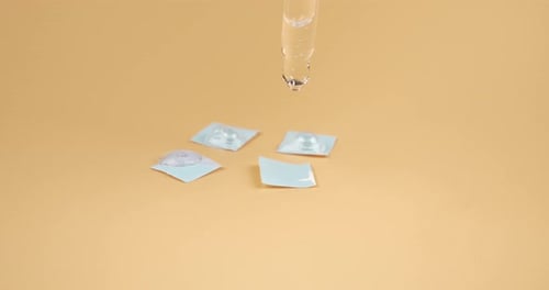 Pipette imprégnant la marque d'une goutte d'extrait de LSD (acide lysergique)