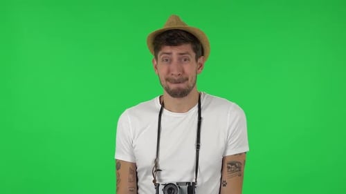 Porträt eines selbstbewussten Mannes, der Ups sagt und zuckt mit den Achseln. Greenscreen