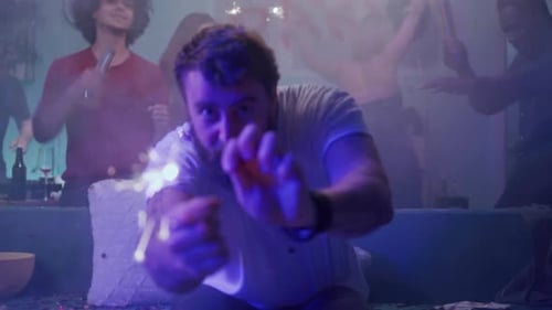 Homem com Sparkler dançando durante a festa