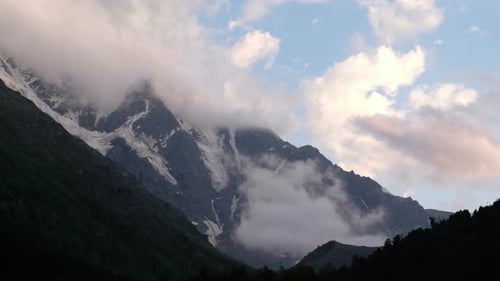 Berge in Wolken