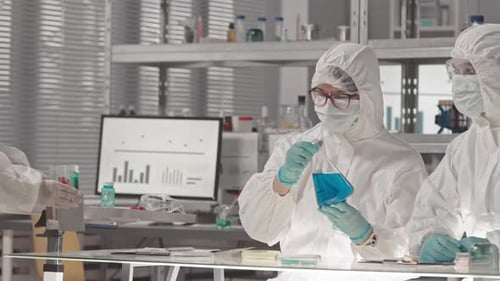 Wissenschaftler, die mit gefährlichen Chemikalien arbeiten