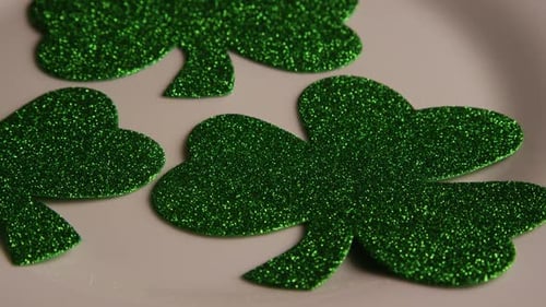 Rotierende Stock-Bildmaterial von St. Patty's Day Kleeblättern auf einer weißen Oberfläche - ST PATTYS 008
