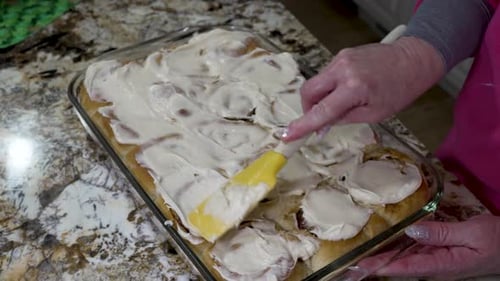 Frischkäse-Zuckerguss auf hausgemachten Zimtschnecken