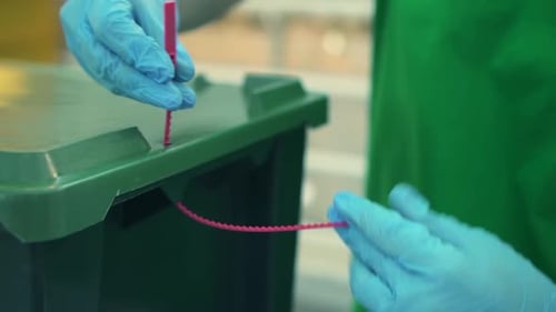 Hombre trabajador aprieta la corbata de nylon en la