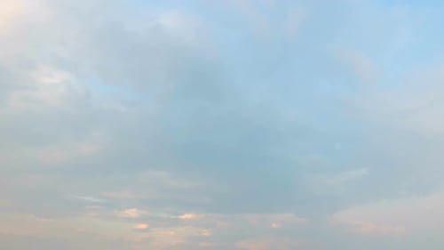 Time-lapse d'un nuage blanc se déplaçant autour du fond du ciel
