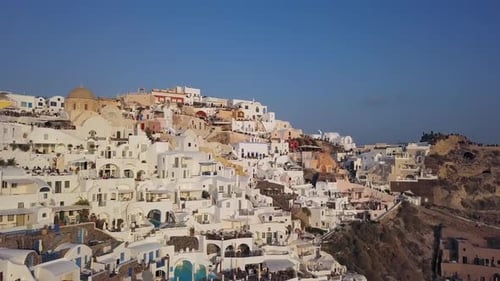 Panorama aéreo de la ciudad de Oia al atardecer, Santorini