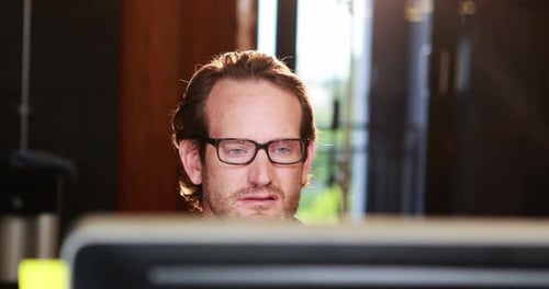Mann arbeitet am Computer