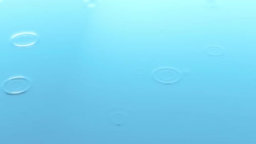 Regentropfen fallen ins Wasser, schlaufbar in 4k