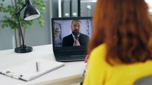 Kollegen führen Videoanrufe