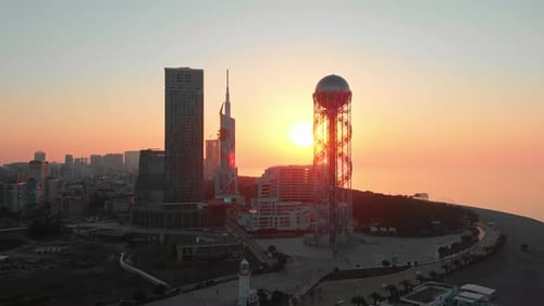 Romántica puesta de sol dorada en Batumi desde una perspectiva aérea