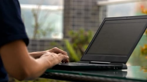 Tipos de programadores masculinos en computadoras portátiles que crean sitios web