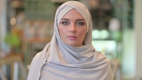 Porträt einer schönen jungen arabischen Frau mit Blick in die Kamera