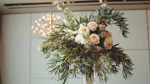 Elegant Floral Arrangement with Roses for Wedding