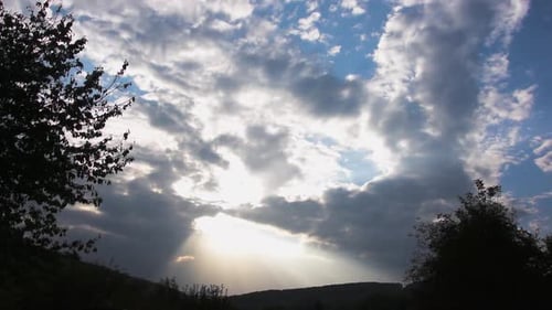 Zeitraffer der Sonnenstrahlen, die durch die Wolken scheinen