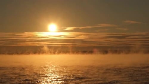 Atemberaubender Sonnenuntergang über einem nebligen Meer