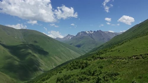 Paisaje de verano en las montañas del Cáucaso