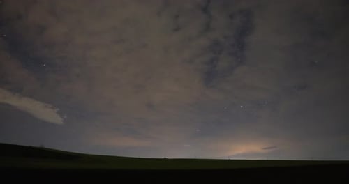 Schöner Zeitraffer von Wolken und Sternen in der Nacht - Low Angle Shot