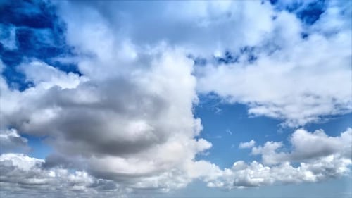 Blauer Himmel mit vollständig weißen Wolken