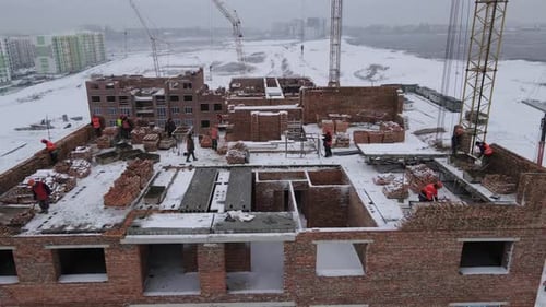 Construcción de un edificio de varios pisos en invierno
