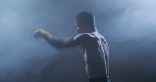 Hombre musculoso muestra los diferentes movimientos y golpes